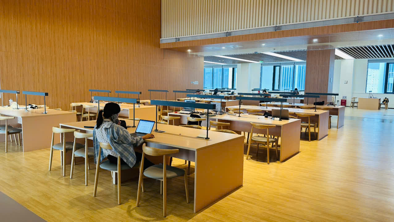 Thư viện quốc tế với bàn học gỗ cao cấp