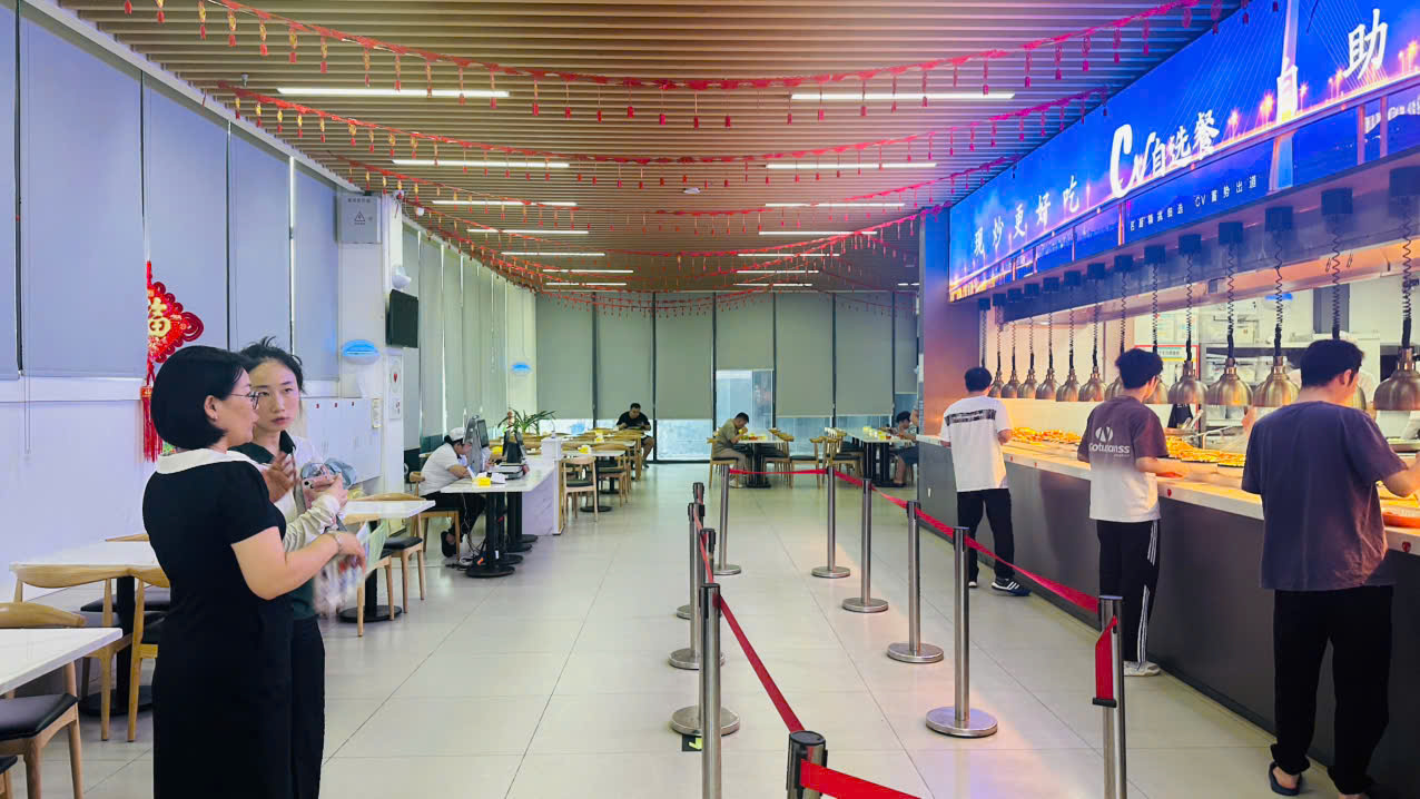 Các món ăn kèm đa dạng và tươi ngon