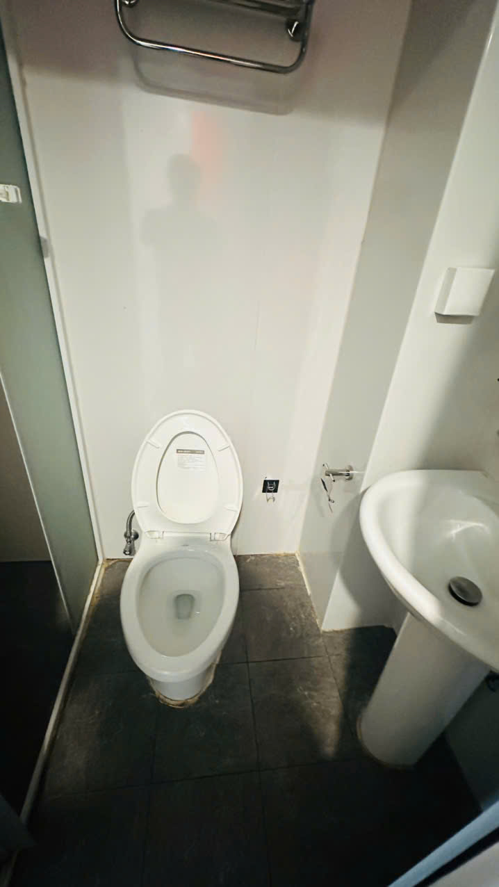 Phòng vệ sinh riêng biệt trong phòng