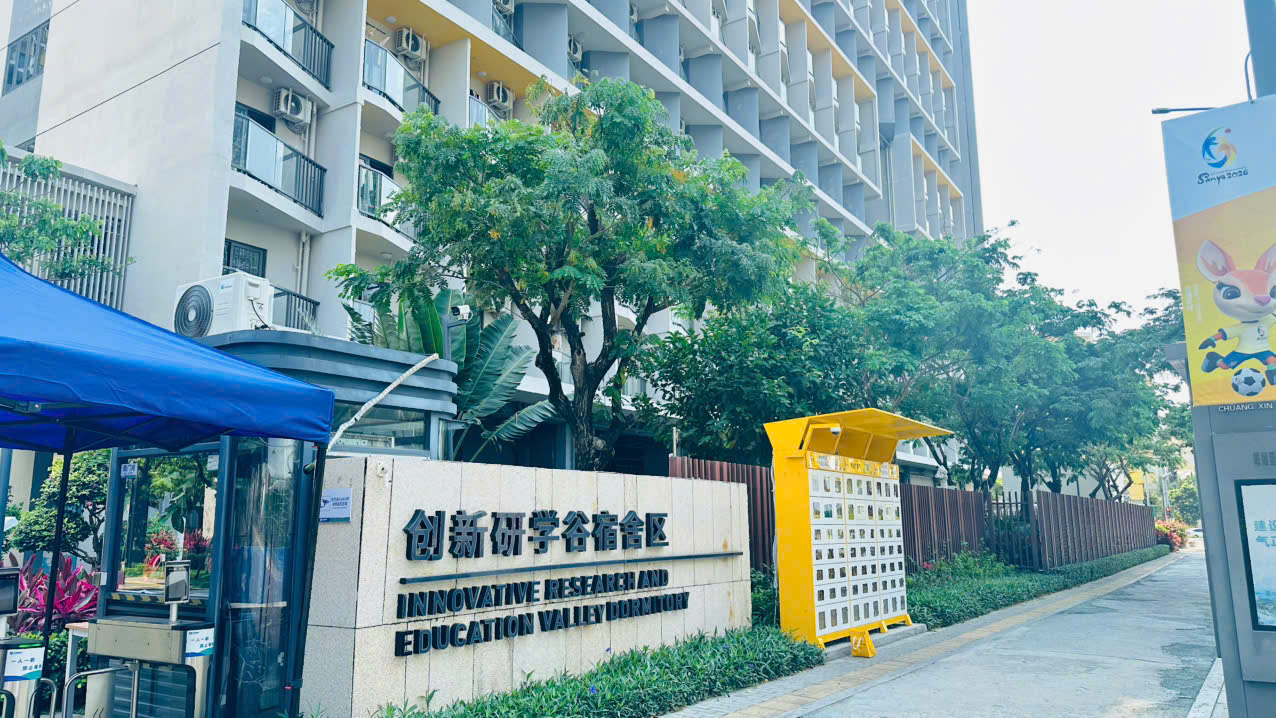 Khuôn viên rợp bóng cây xanh mát