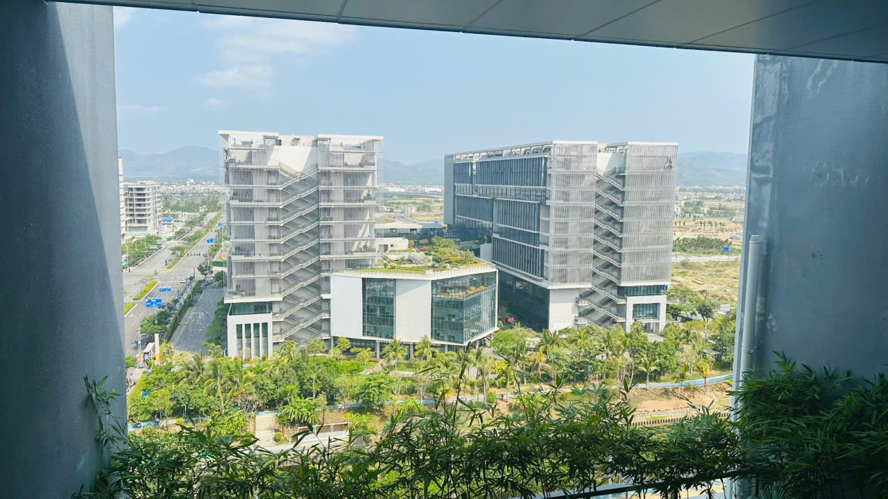 Cụm tòa nhà KTX với ban công vàng nổi bật
