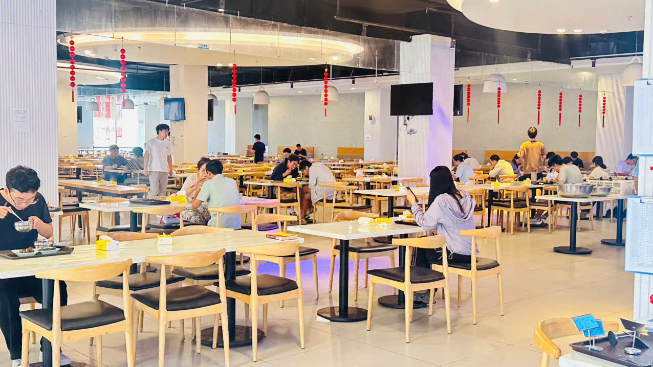 Hội trường nhà ăn sinh viên rộng lớn